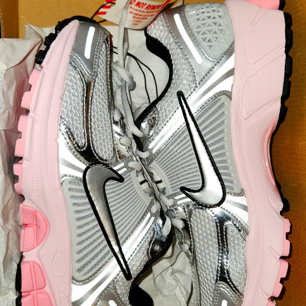 Nike Vomero 5 size 6 metallic silver/photon dust